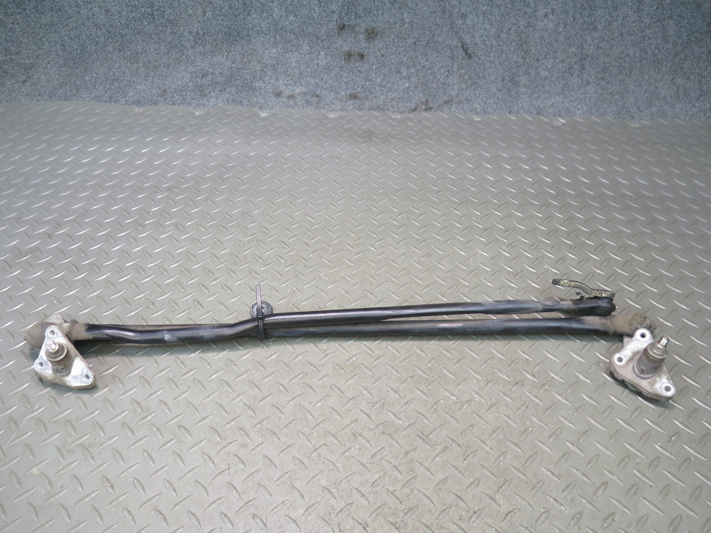 98-07 Lexus UZJ100L LX470 Front Windshield Wiper Transmission Linkage