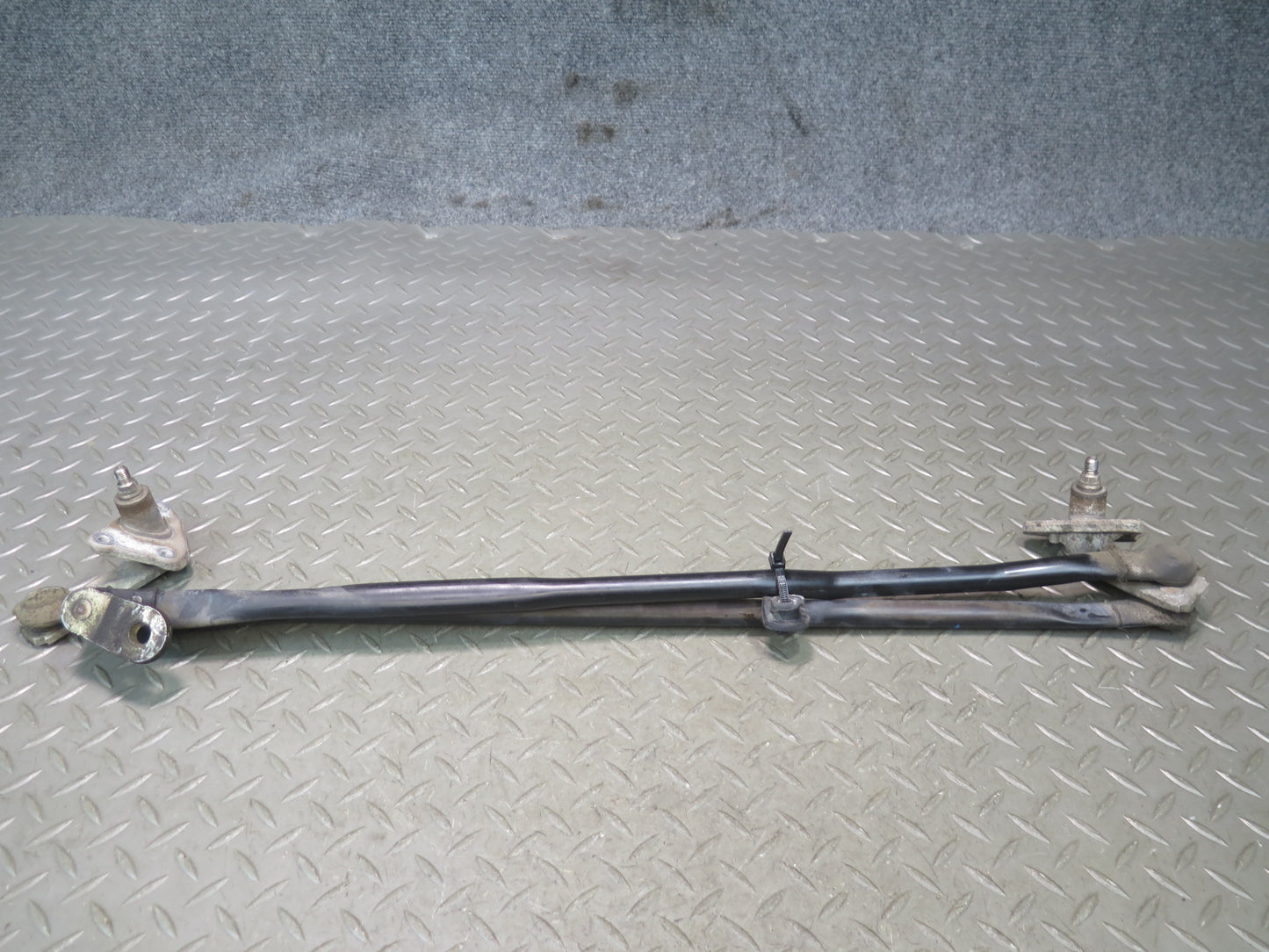 98-07 Lexus UZJ100L LX470 Front Windshield Wiper Transmission Linkage