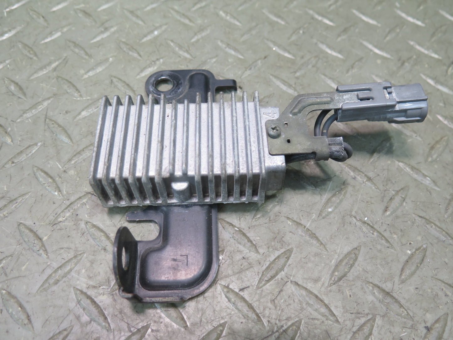 2003-2004 Lexus UZJ100L LX470 Fuel Pump Resistor Module 23080-50061