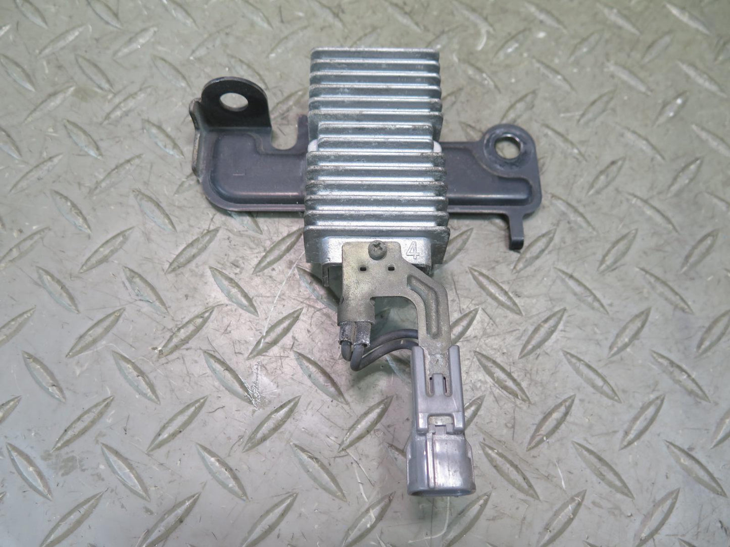 2003-2004 Lexus UZJ100L LX470 Fuel Pump Resistor Module 23080-50061