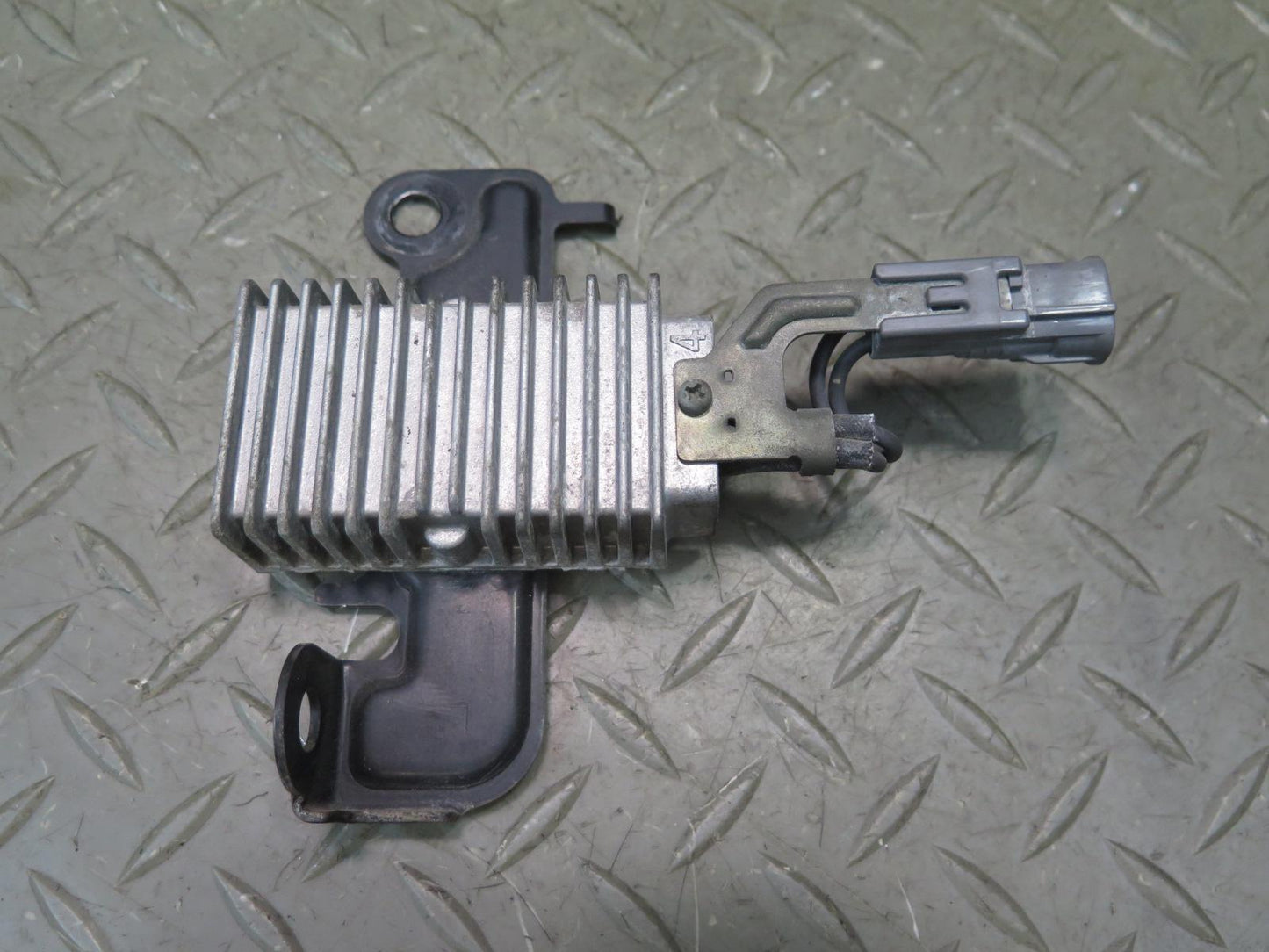 2003-2004 Lexus UZJ100L LX470 Fuel Pump Resistor Module 23080-50061