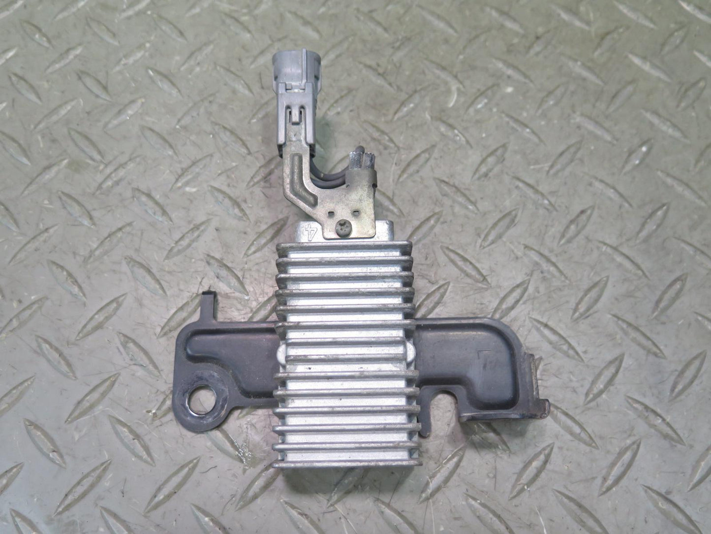 2003-2004 Lexus UZJ100L LX470 Fuel Pump Resistor Module 23080-50061