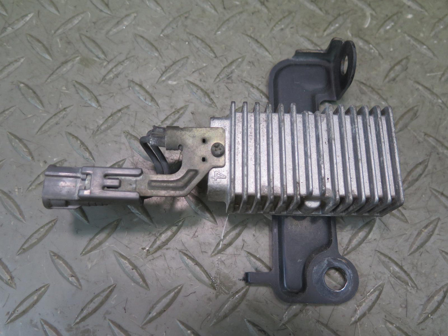 2003-2004 Lexus UZJ100L LX470 Fuel Pump Resistor Module 23080-50061