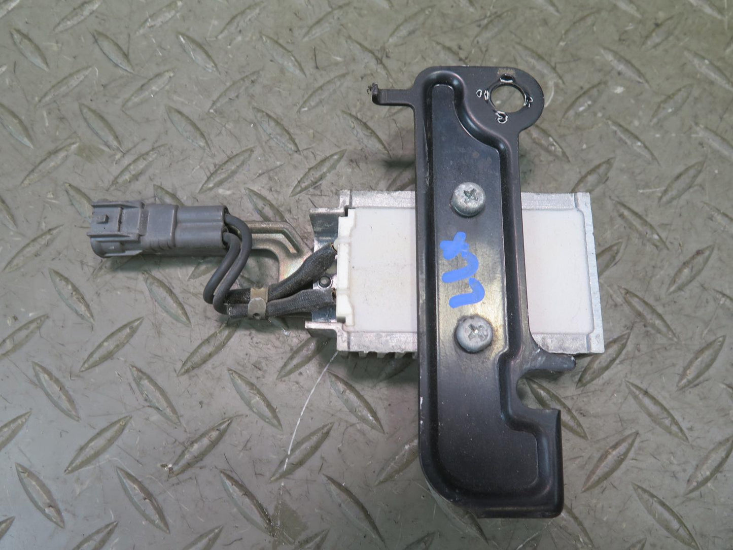 2003-2004 Lexus UZJ100L LX470 Fuel Pump Resistor Module 23080-50061