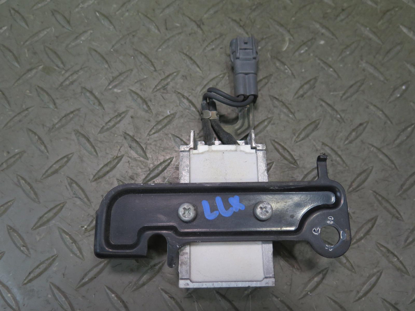2003-2004 Lexus UZJ100L LX470 Fuel Pump Resistor Module 23080-50061