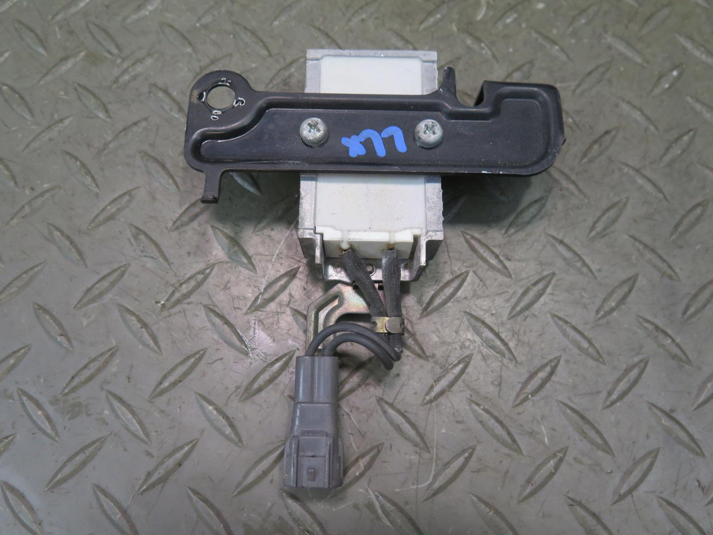 2003-2004 Lexus UZJ100L LX470 Fuel Pump Resistor Module 23080-50061