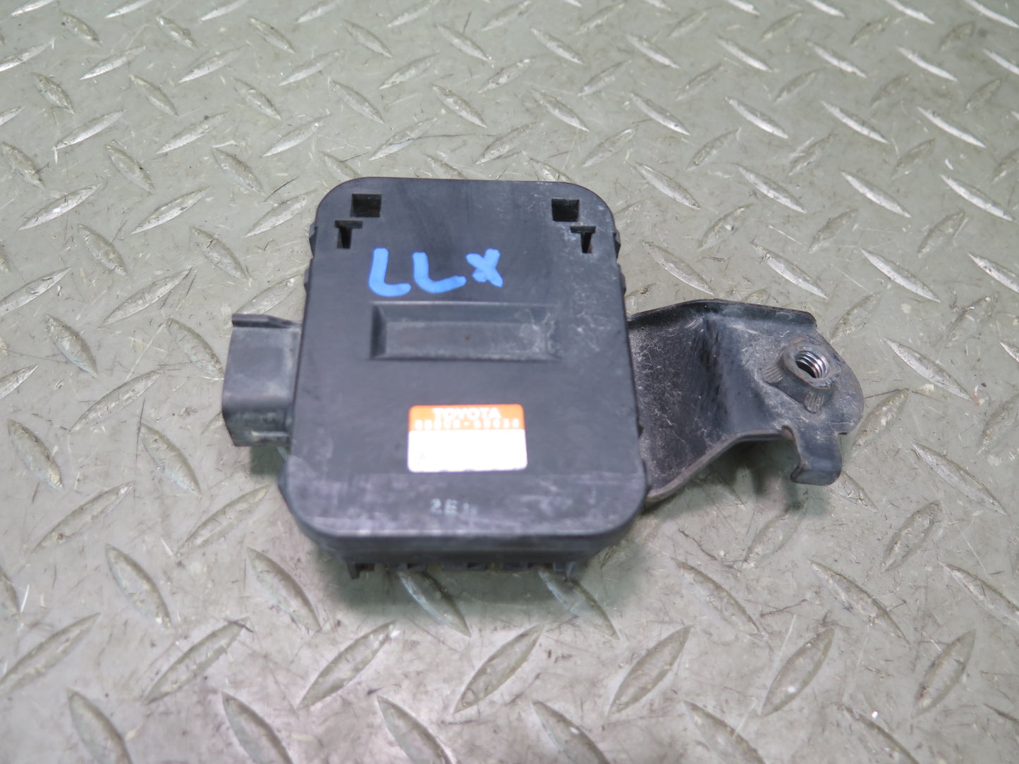 2003-2007 Lexus UZJ100L LX470 Smoke Sensor 88898-60030