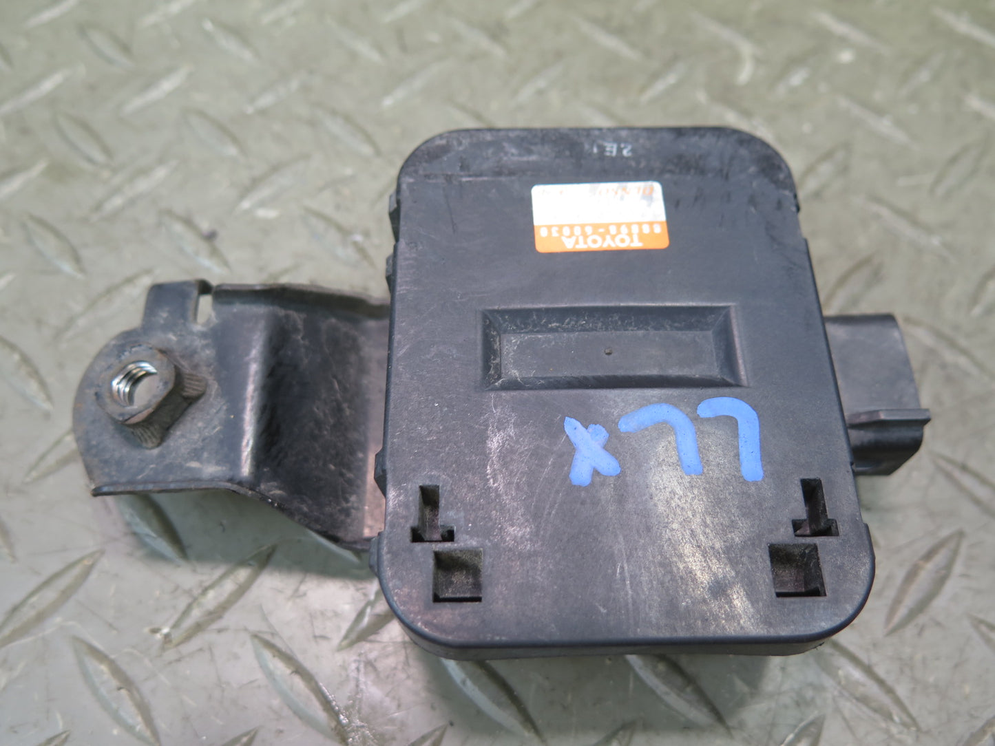 2003-2007 Lexus UZJ100L LX470 Smoke Sensor 88898-60030