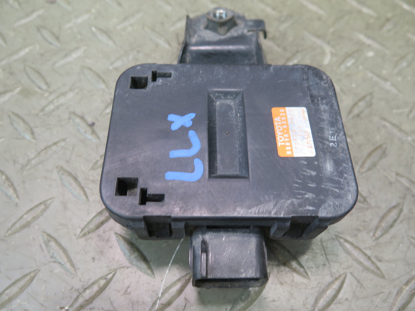 2003-2007 Lexus UZJ100L LX470 Smoke Sensor 88898-60030