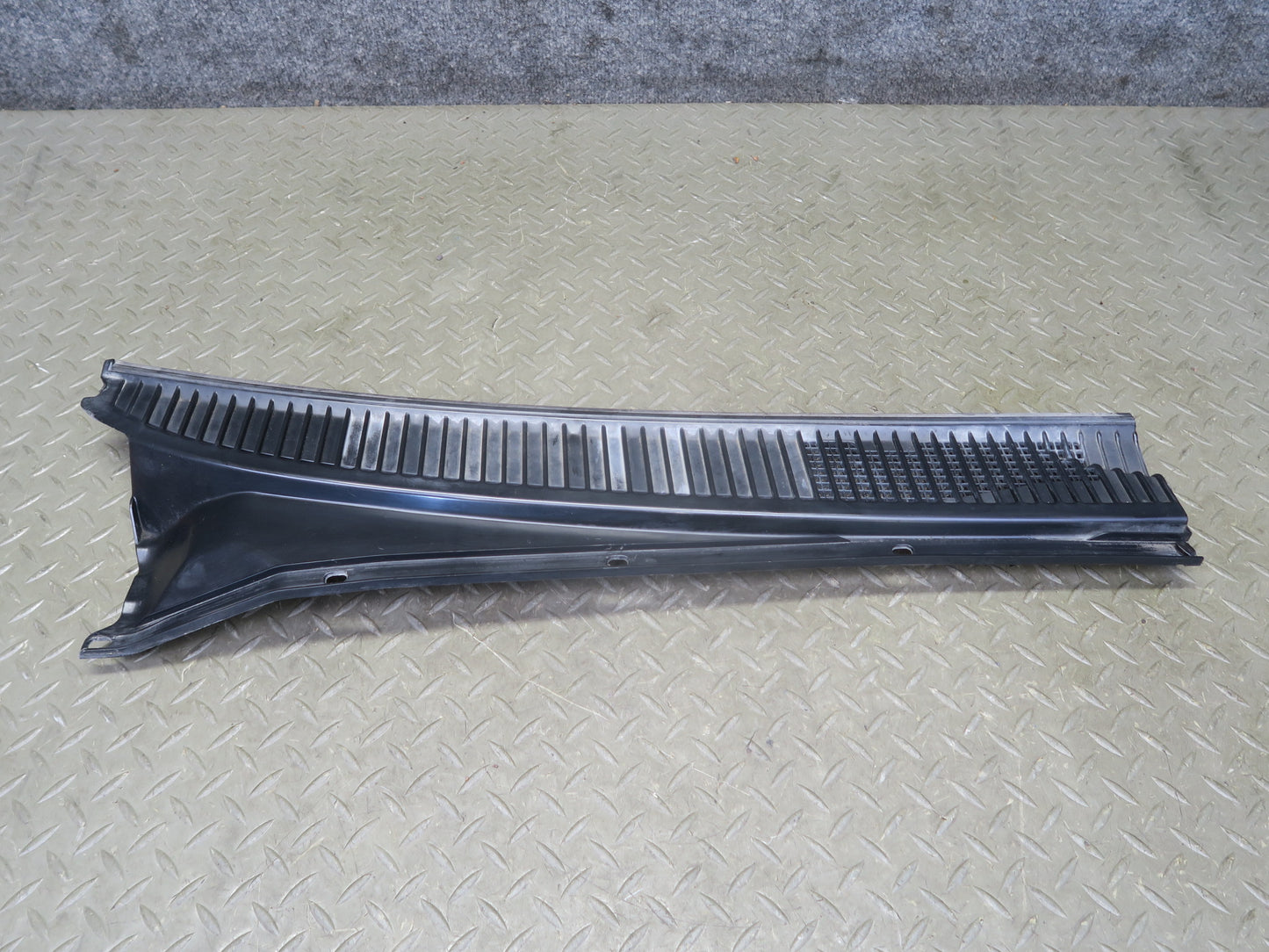 1998-2007 Lexus UZJ100L LX470 Front Windshield Left & Right Vent Cowl Set of 2