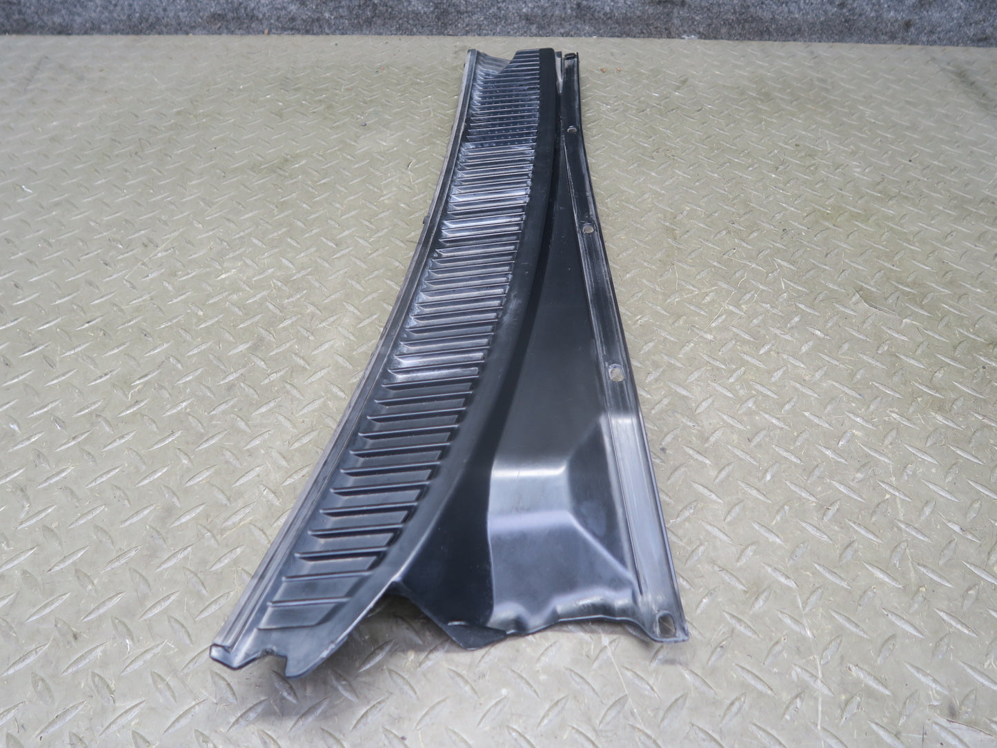 1998-2007 Lexus UZJ100L LX470 Front Windshield Left & Right Vent Cowl Set of 2