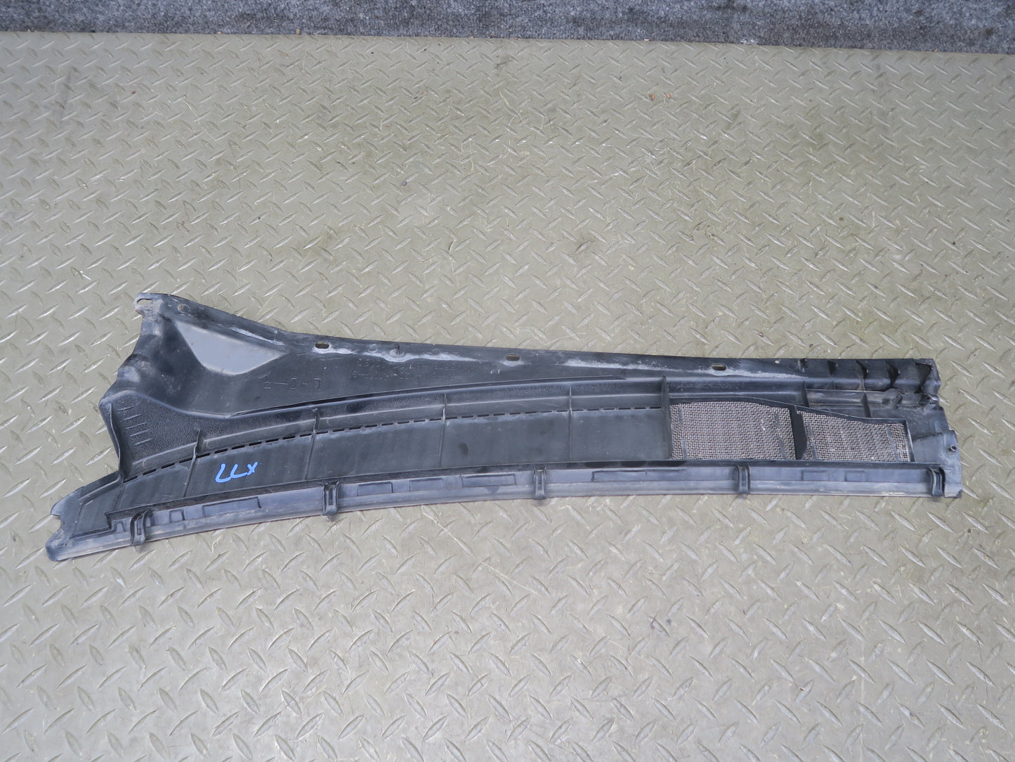 1998-2007 Lexus UZJ100L LX470 Front Windshield Left & Right Vent Cowl Set of 2