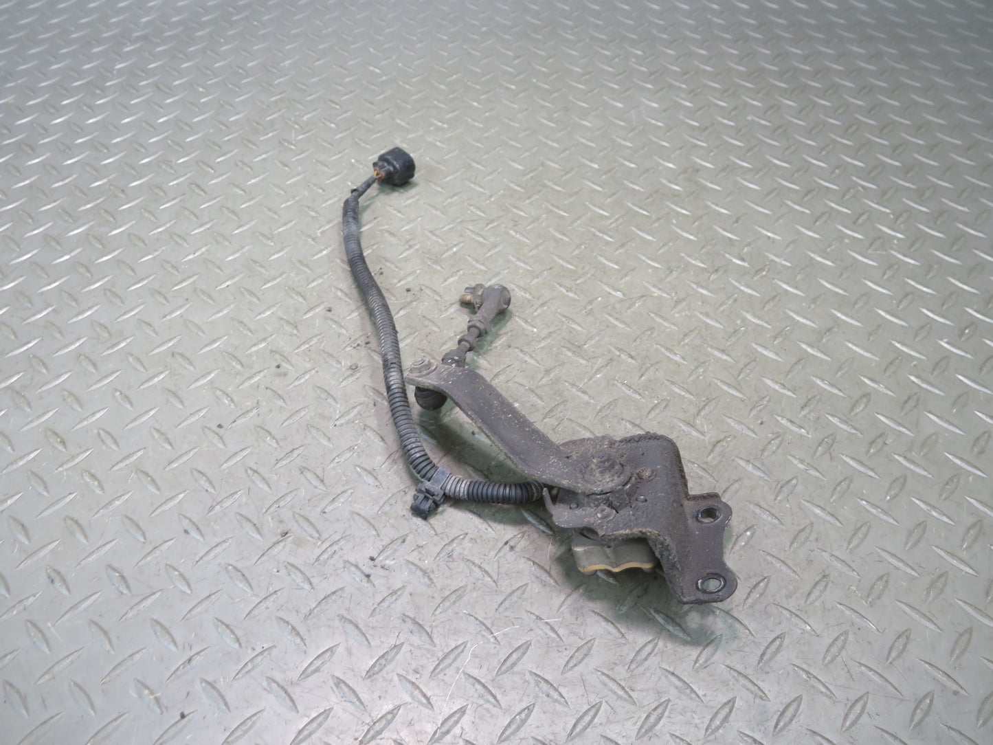 03-07 Lexus UZJ100L LX470 Front Left Suspension Height Level Sensor