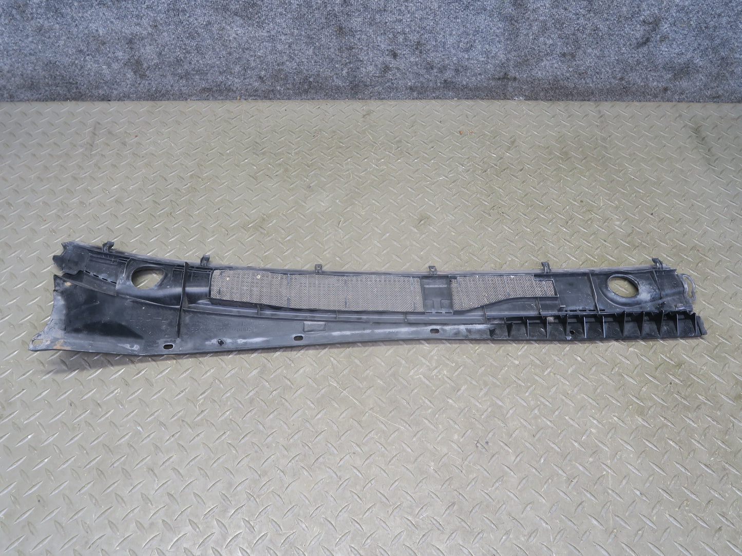 1998-2007 Lexus UZJ100L LX470 Front Windshield Left & Right Vent Cowl Set of 2