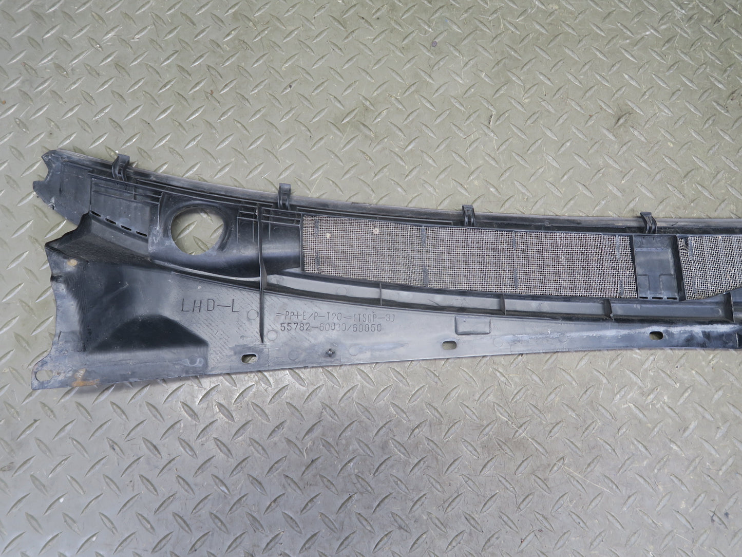 1998-2007 Lexus UZJ100L LX470 Front Windshield Left & Right Vent Cowl Set of 2