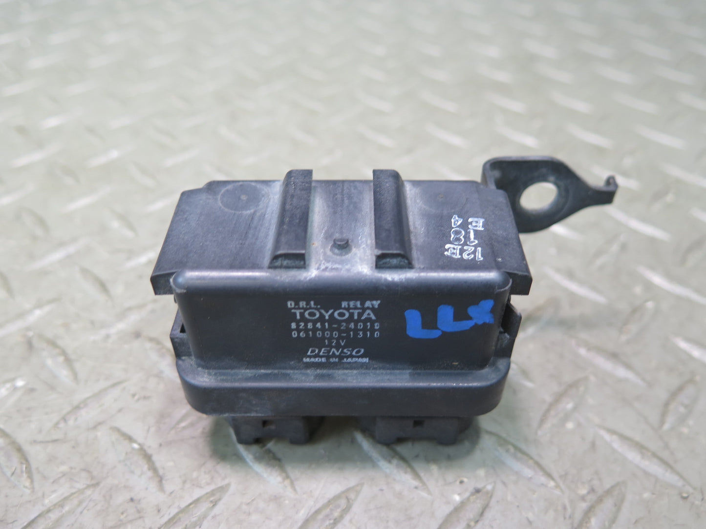 2003-2005 Lexus UZJ100L LX470 Running Light Relay Module 82841-24010