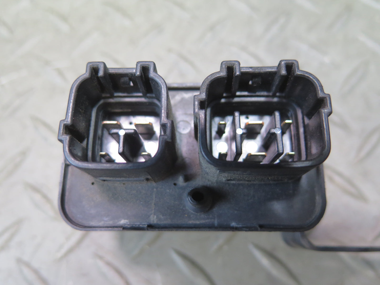 2003-2005 Lexus UZJ100L LX470 Running Light Relay Module 82841-24010
