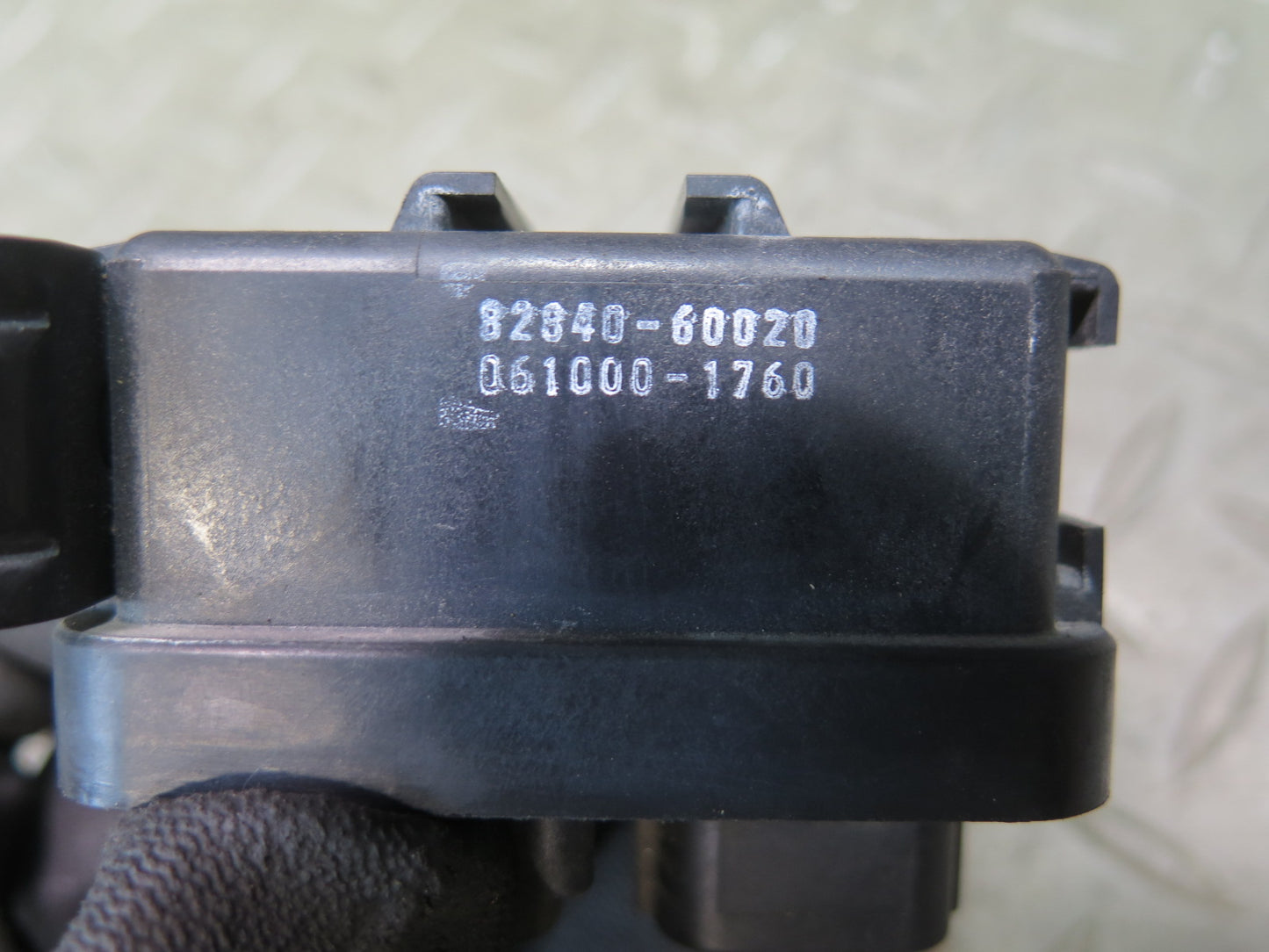 2003-2005 Lexus UZJ100L LX470 Running Light Relay Module 82841-24010