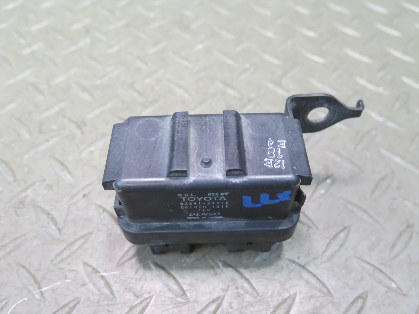 2003-2005 Lexus UZJ100L LX470 Running Light Relay Module 82841-24010