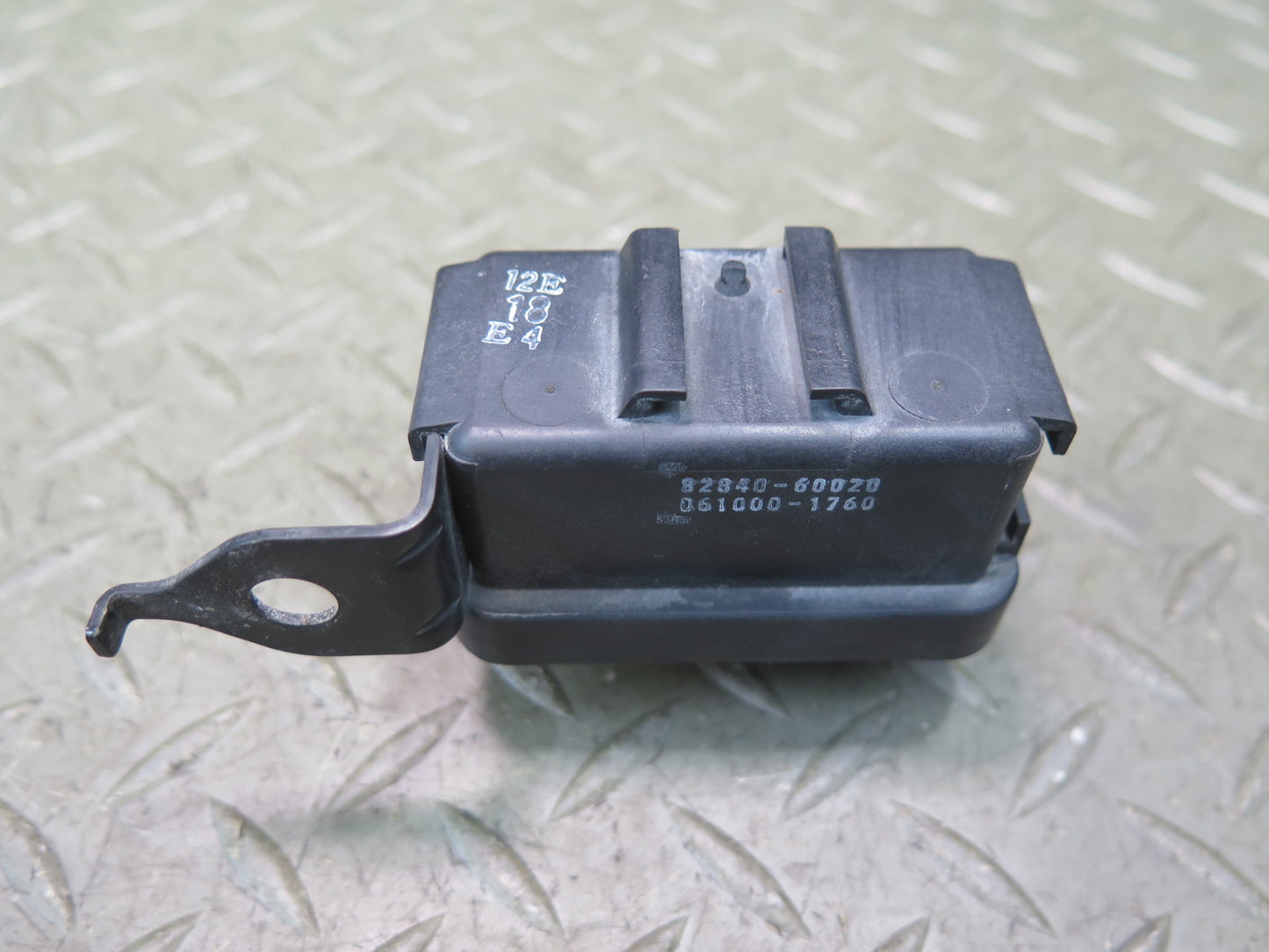 2003-2005 Lexus UZJ100L LX470 Running Light Relay Module 82841-24010
