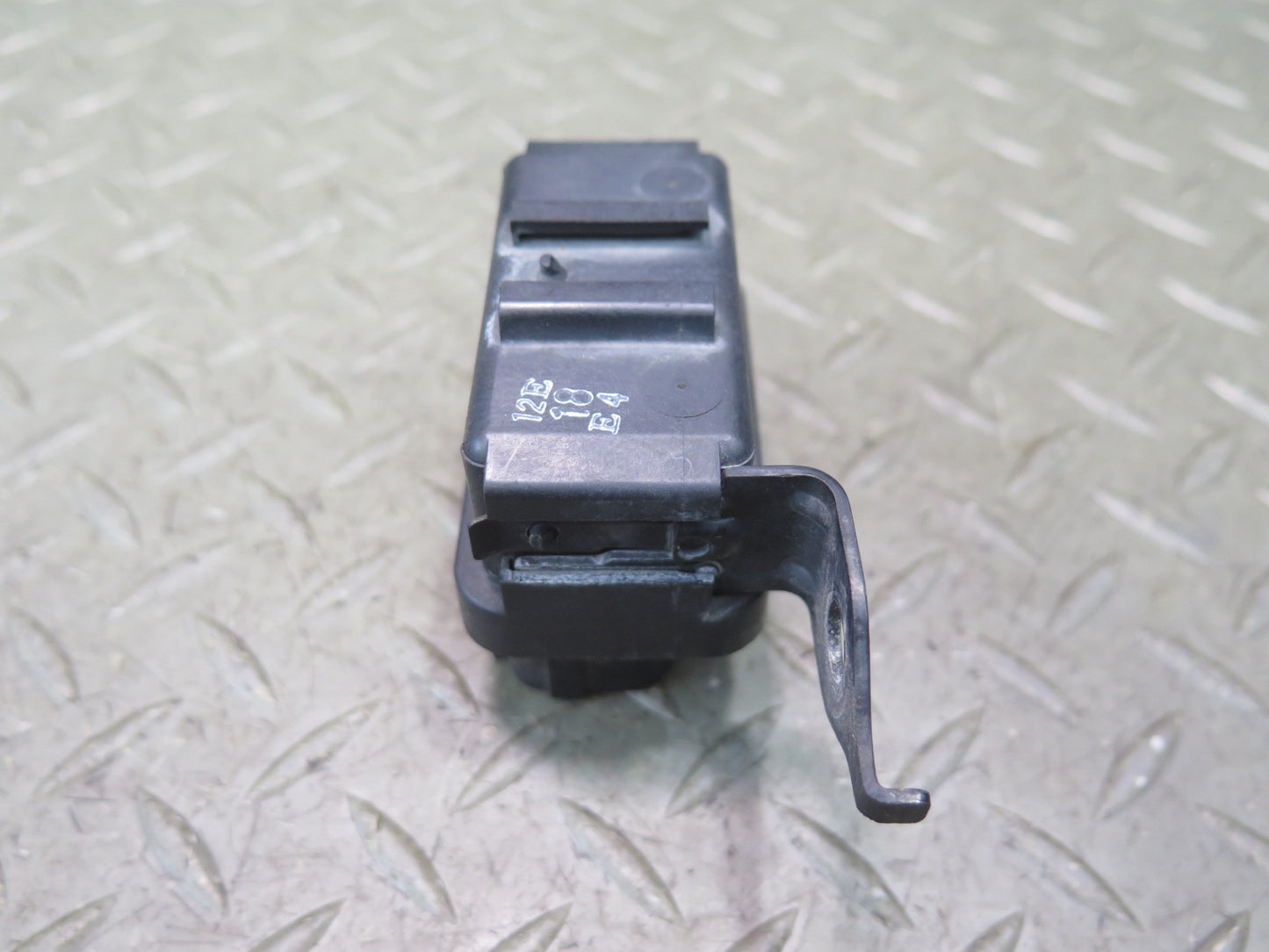 2003-2005 Lexus UZJ100L LX470 Running Light Relay Module 82841-24010
