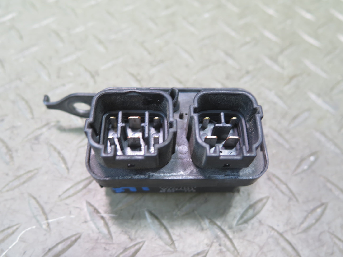 2003-2005 Lexus UZJ100L LX470 Running Light Relay Module 82841-24010