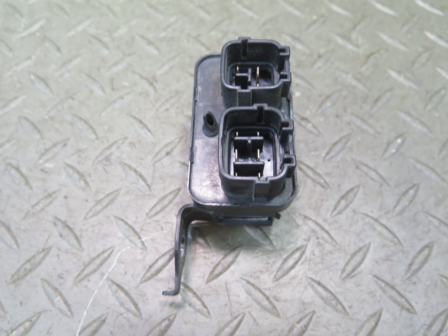 2003-2005 Lexus UZJ100L LX470 Running Light Relay Module 82841-24010
