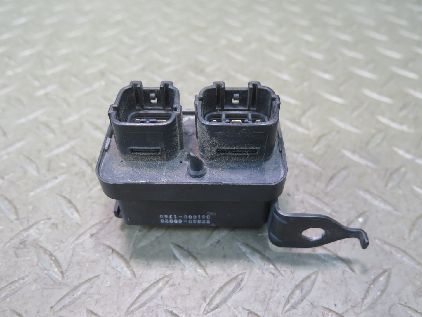2003-2005 Lexus UZJ100L LX470 Running Light Relay Module 82841-24010