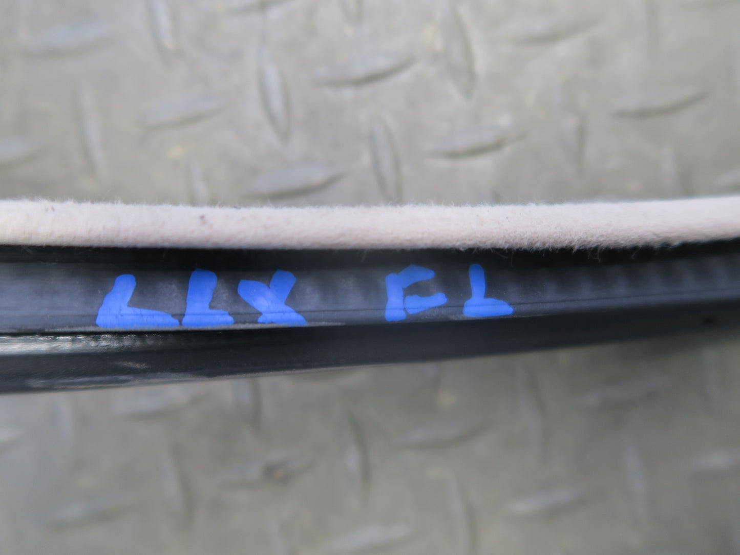 2003-2007 Lexus UZJ100L LX470 Front Left Door Weatherstrip Rubber Seal