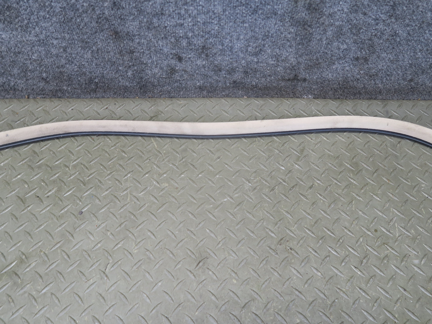 2003-2007 Lexus UZJ100L LX470 Front Left Door Weatherstrip Rubber Seal