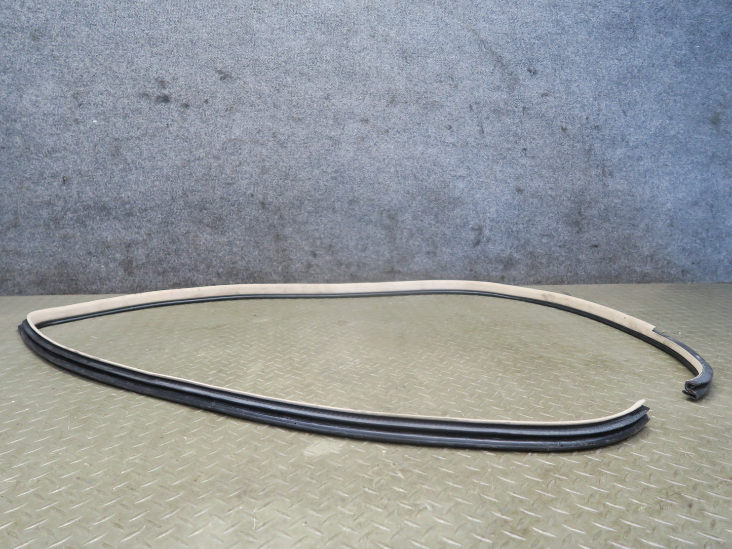 2003-2007 Lexus UZJ100L LX470 Front Left Door Weatherstrip Rubber Seal