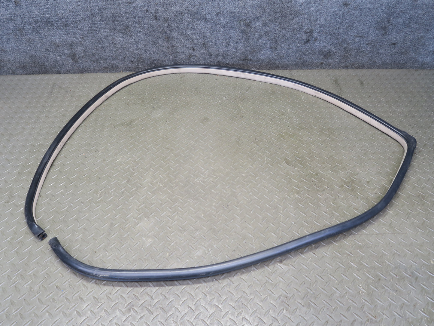 2003-2007 Lexus UZJ100L LX470 Front Left Door Weatherstrip Rubber Seal