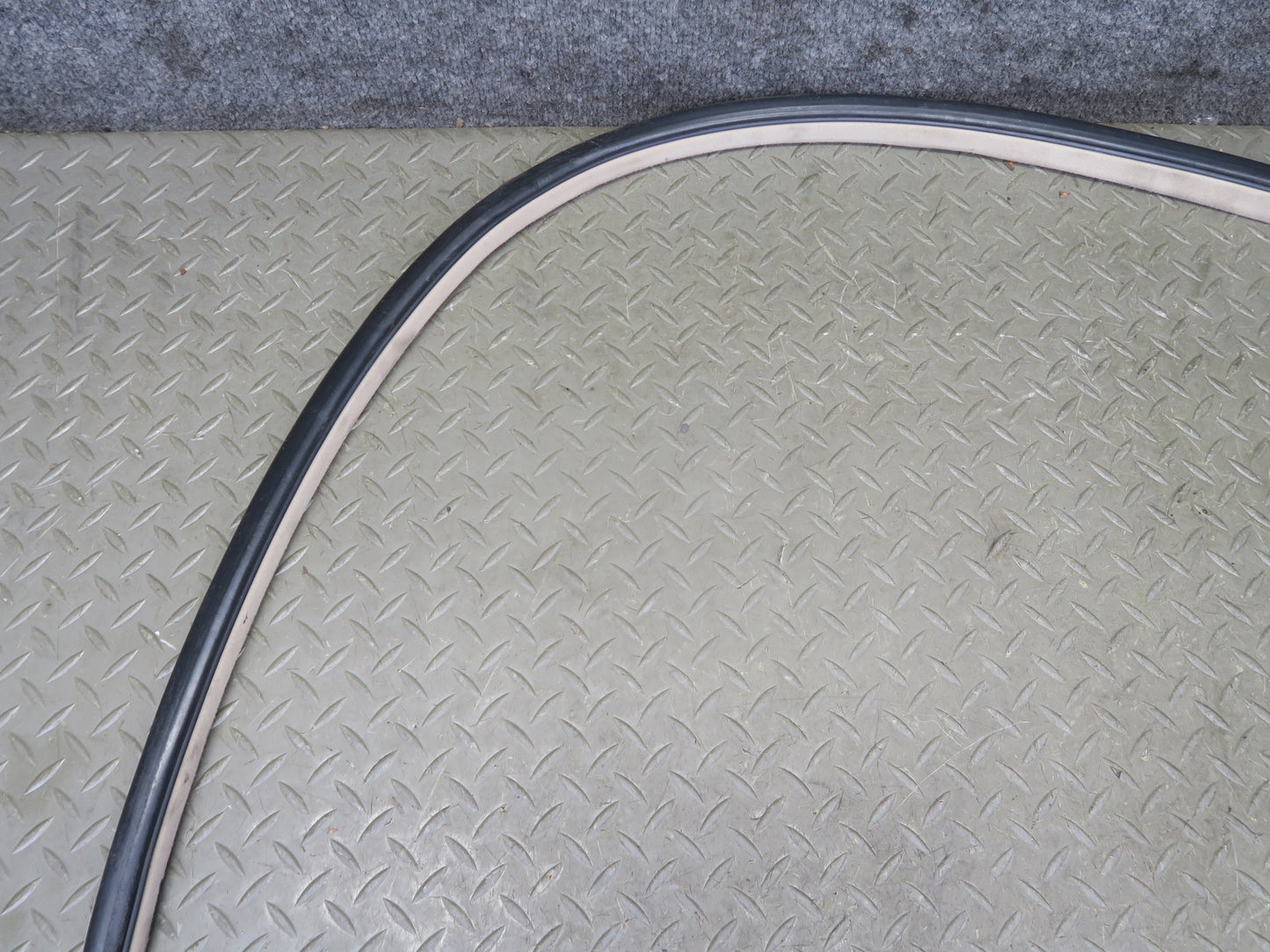 2003-2007 Lexus UZJ100L LX470 Front Left Door Weatherstrip Rubber Seal