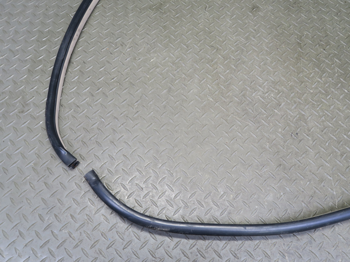2003-2007 Lexus UZJ100L LX470 Front Left Door Weatherstrip Rubber Seal