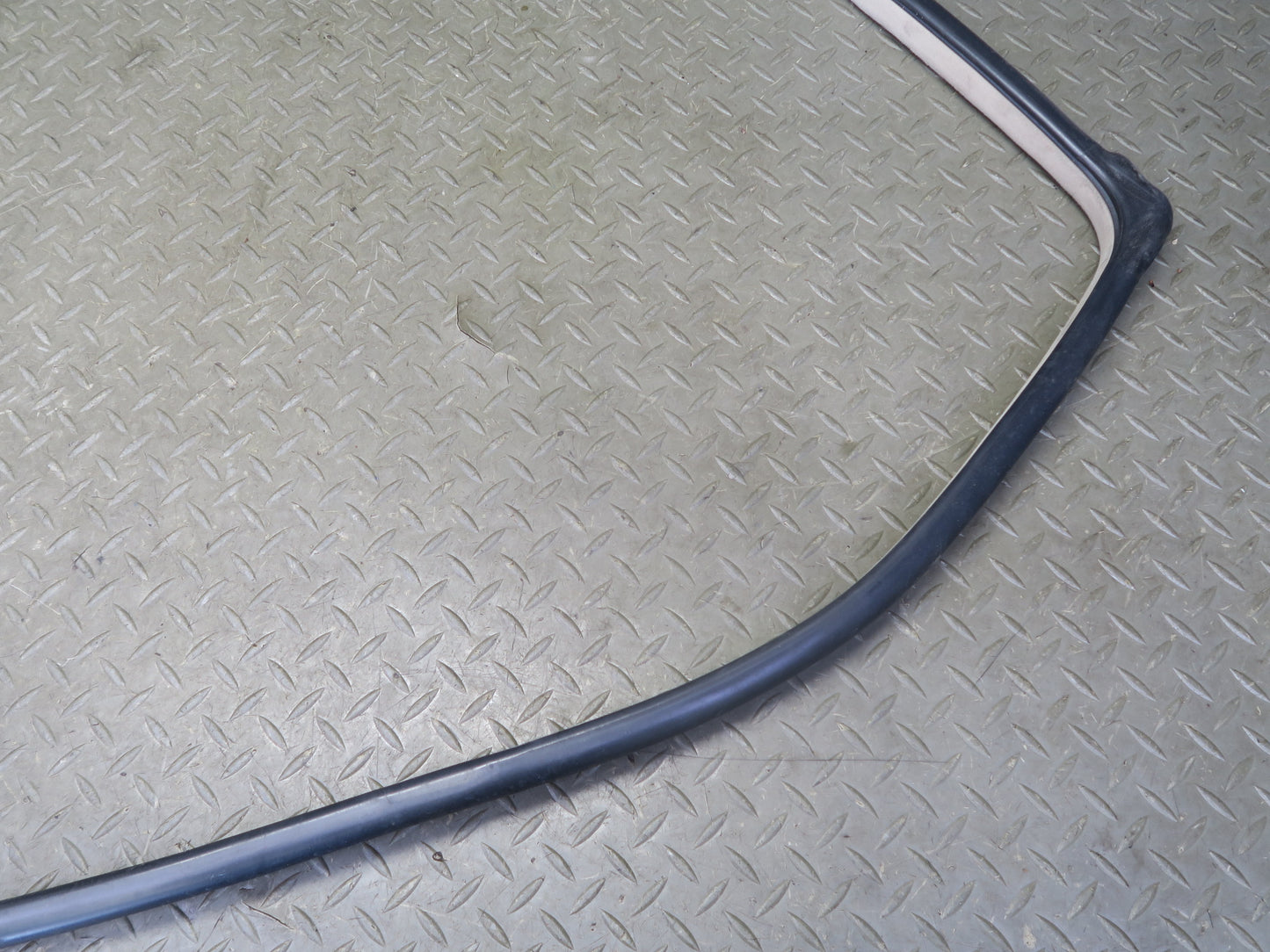 2003-2007 Lexus UZJ100L LX470 Front Left Door Weatherstrip Rubber Seal