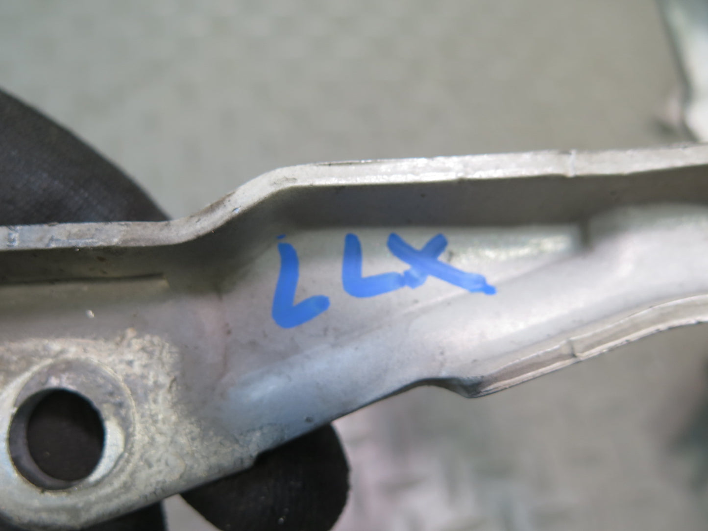 1998-2007 Lexus UZJ100L LX470 Front Left & Right Hood Hinge Set of 2