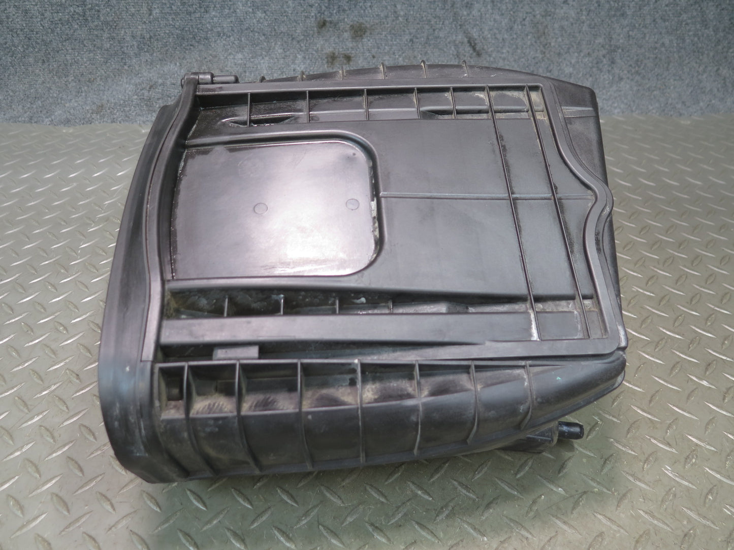 2015-2018 Porsche Macan Turbo Right Passenger Side Air Filter Cleaner Box