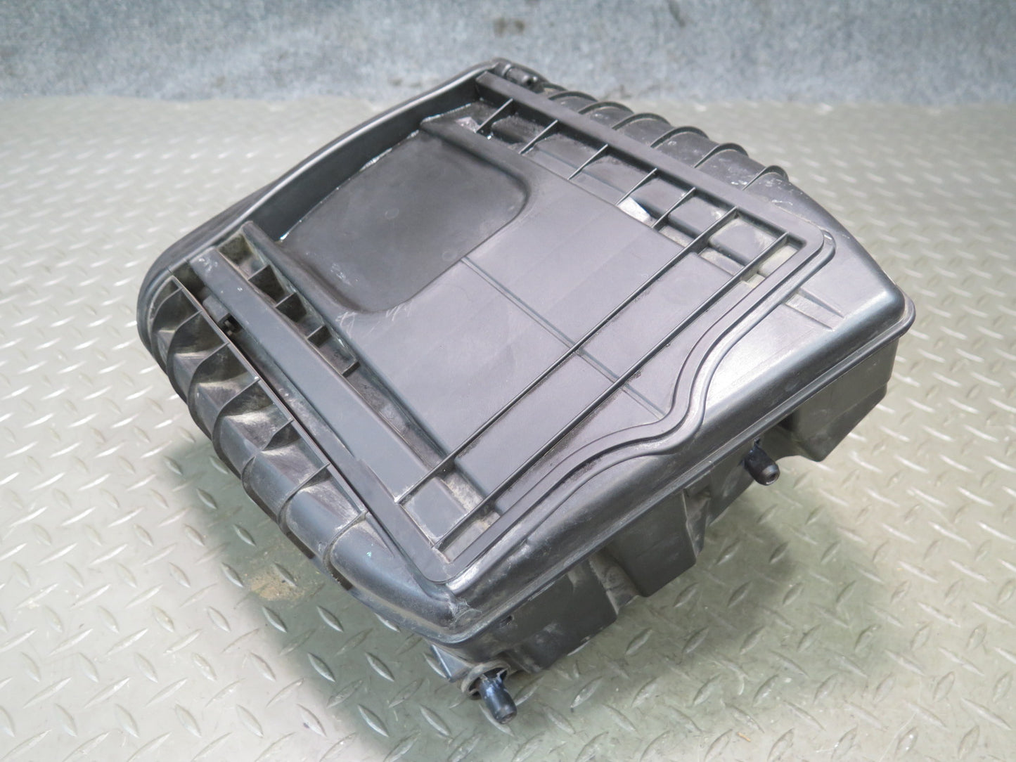 2015-2018 Porsche Macan Turbo Right Passenger Side Air Filter Cleaner Box