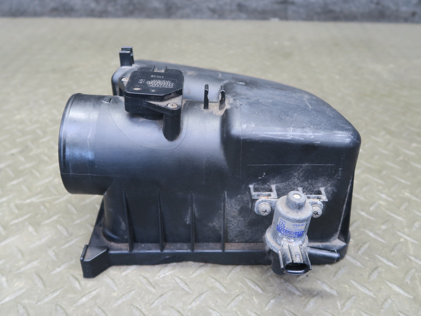 04-06 Lexus UCF30L LS430 Air Intake Cleaner Filter Box w MAF & Vacuum Switch OEM