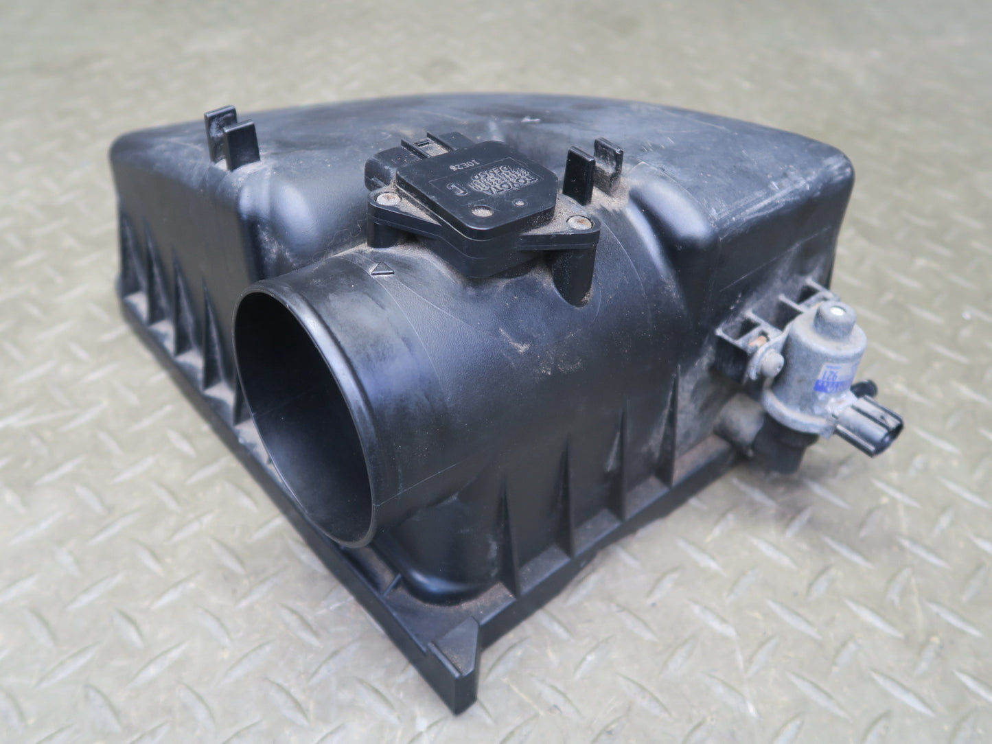 04-06 Lexus UCF30L LS430 Air Intake Cleaner Filter Box w MAF & Vacuum Switch OEM