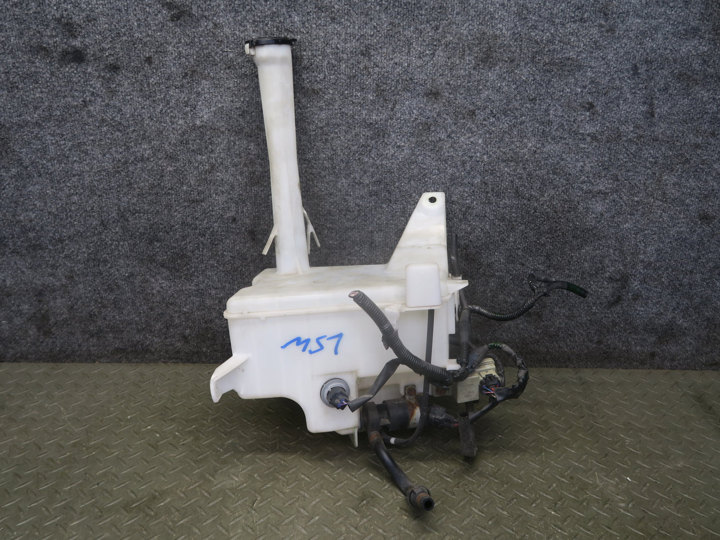 01-06 Lexus UCF30L LS430 Windshield Washer Reservoir Bottle Tank w Pump OEM