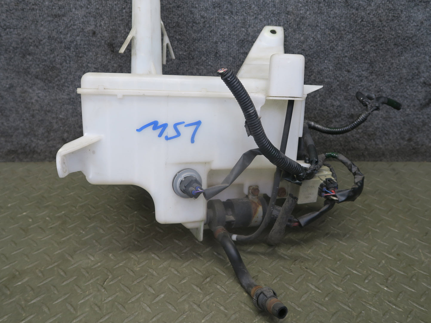 01-06 Lexus UCF30L LS430 Windshield Washer Reservoir Bottle Tank w Pump OEM