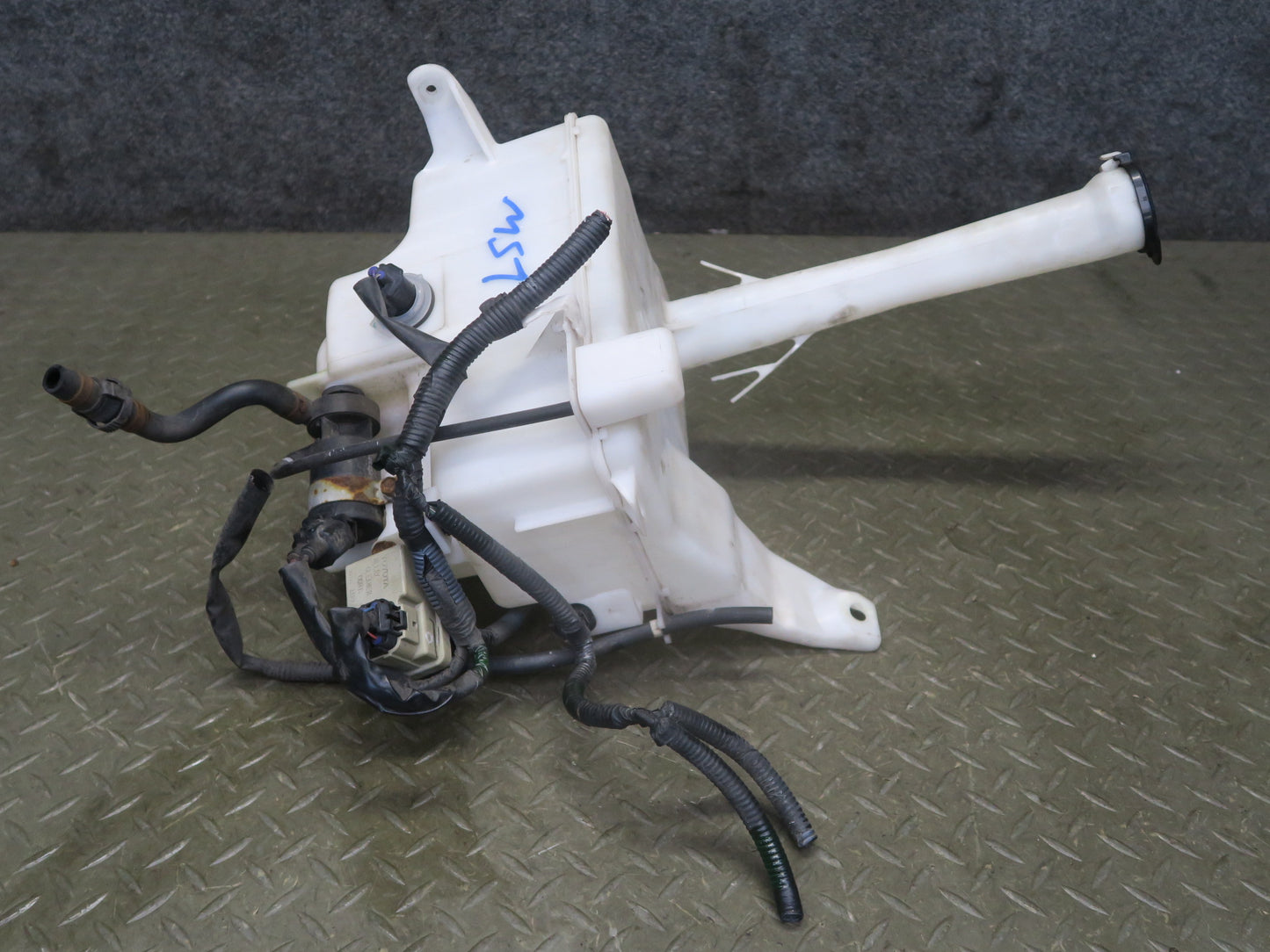 01-06 Lexus UCF30L LS430 Windshield Washer Reservoir Bottle Tank w Pump OEM