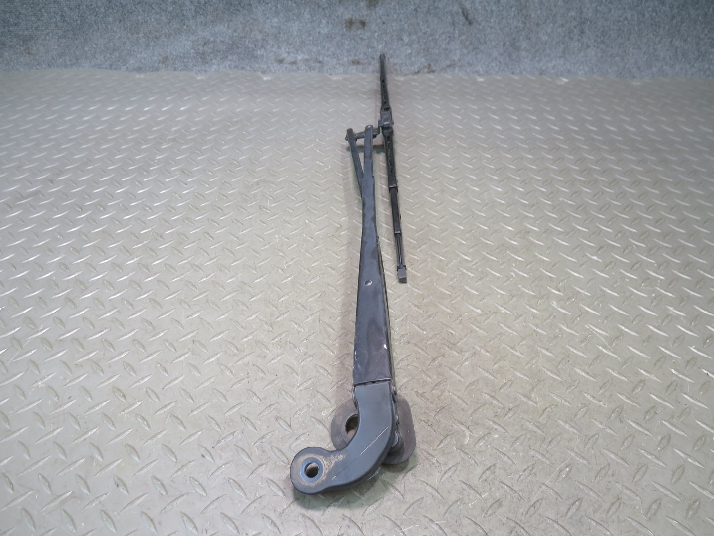 01-06 Lexus UCF30L LS430 Set of 2 Front Left & Right Wiper Arm OEM