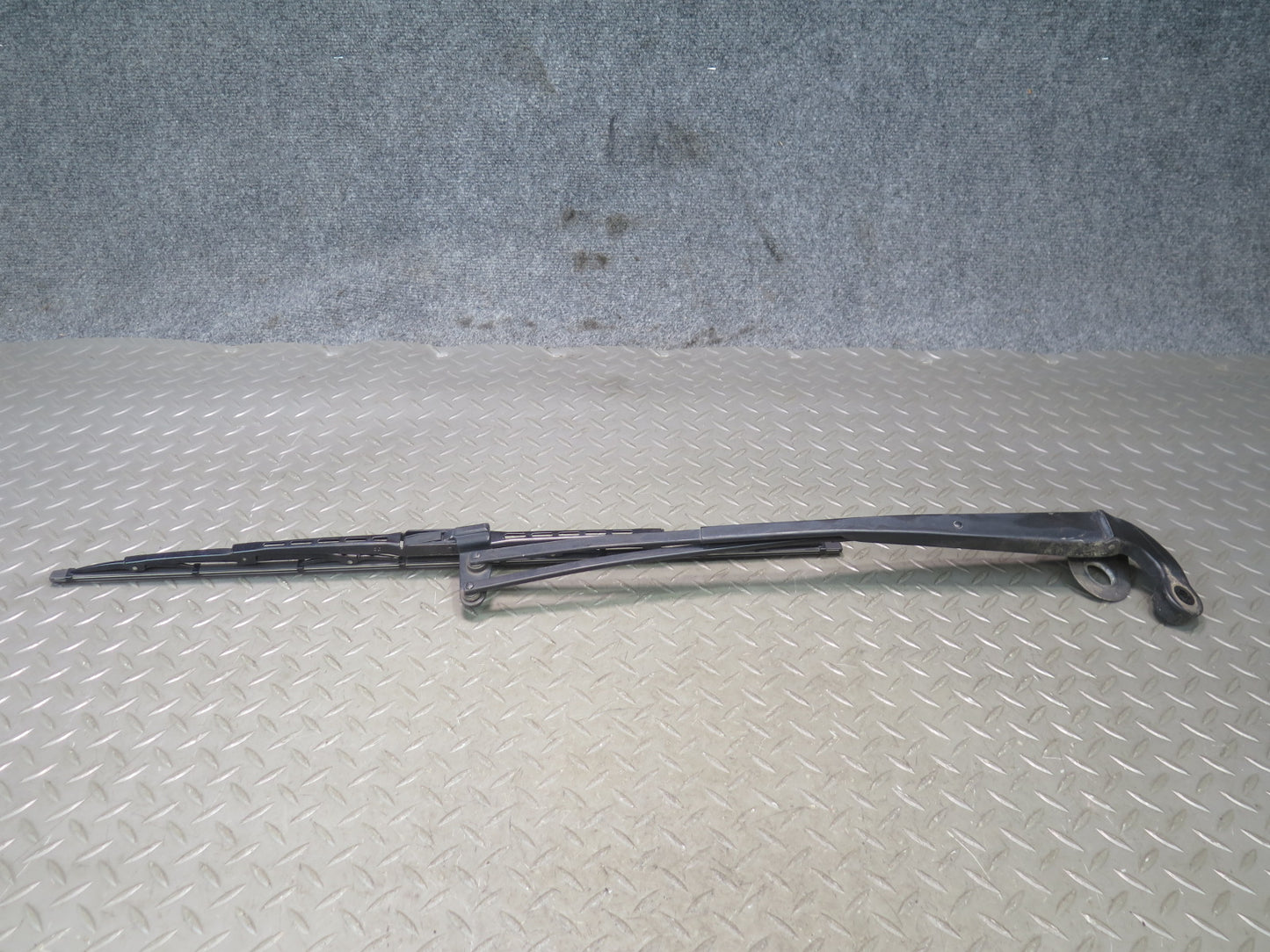 01-06 Lexus UCF30L LS430 Set of 2 Front Left & Right Wiper Arm OEM