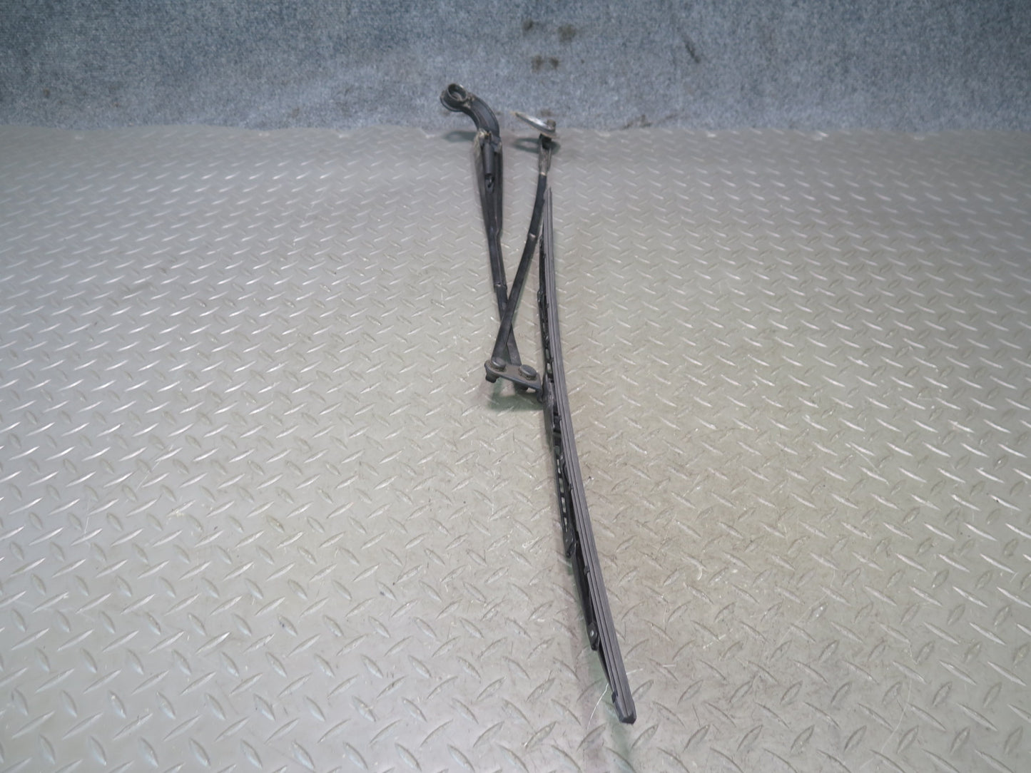01-06 Lexus UCF30L LS430 Set of 2 Front Left & Right Wiper Arm OEM