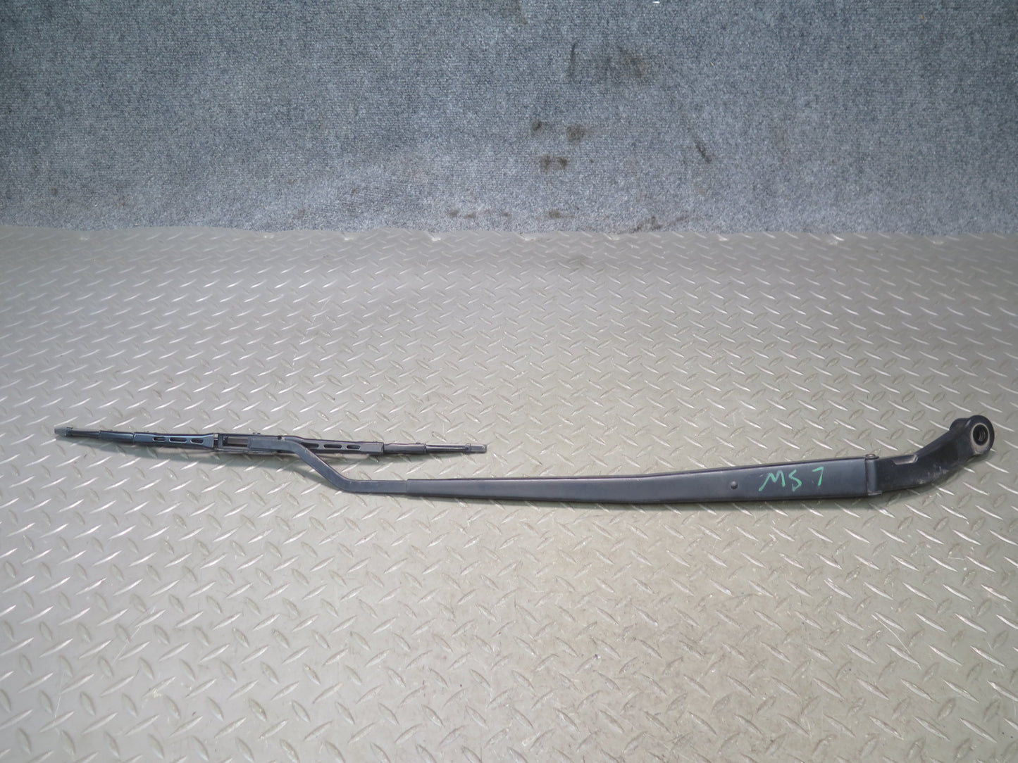 01-06 Lexus UCF30L LS430 Set of 2 Front Left & Right Wiper Arm OEM