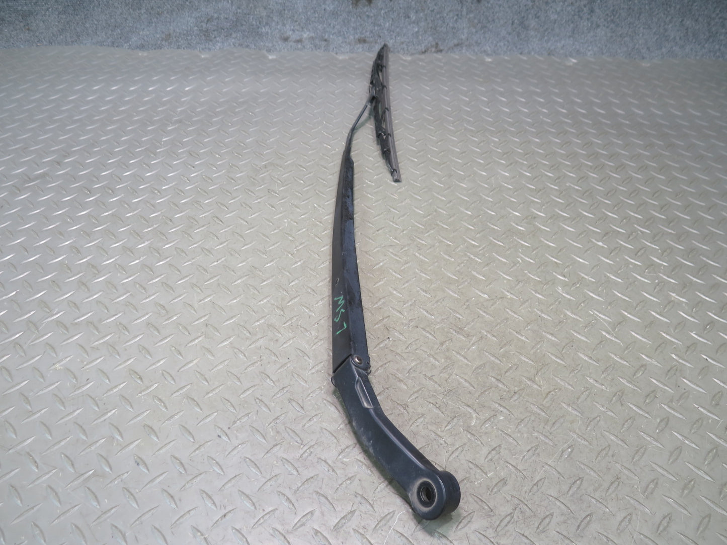 01-06 Lexus UCF30L LS430 Set of 2 Front Left & Right Wiper Arm OEM
