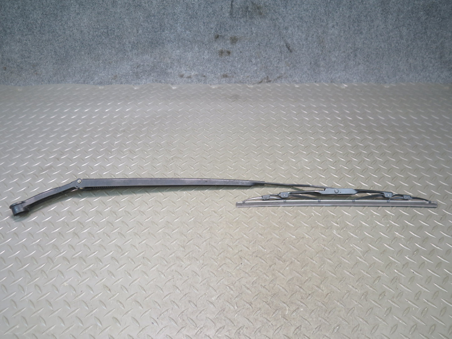 01-06 Lexus UCF30L LS430 Set of 2 Front Left & Right Wiper Arm OEM
