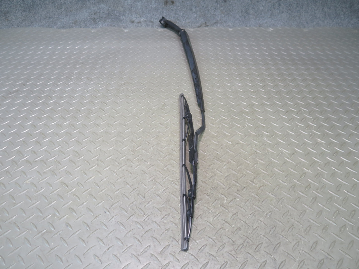 01-06 Lexus UCF30L LS430 Set of 2 Front Left & Right Wiper Arm OEM